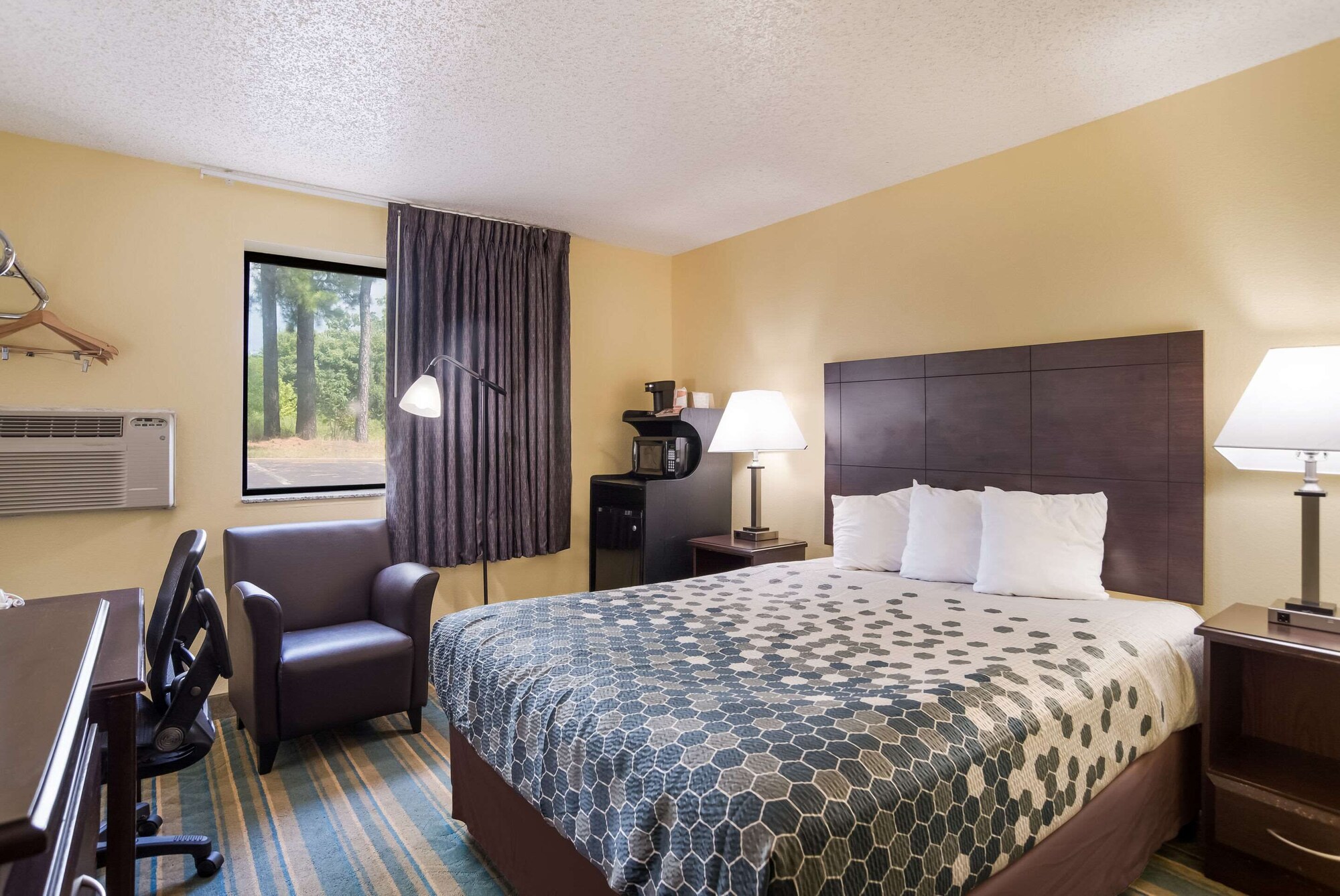 ROOM, QUEEN BED