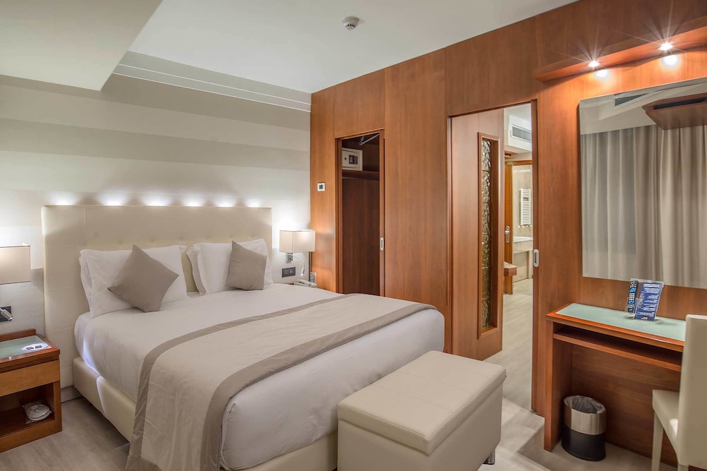 LUXURY, SUITE, KING BED, SOFA, HOT TUB
