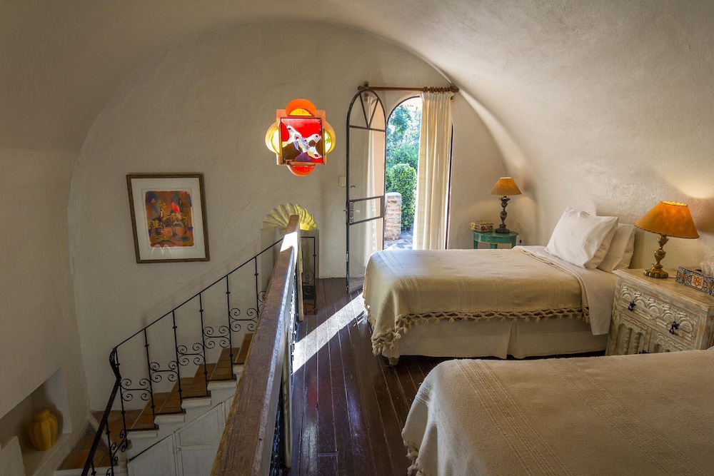 DELUXE, DOUBLE OR TWIN BED
