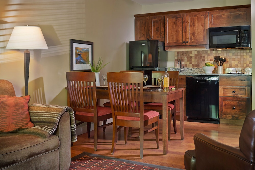 Green Mountain Suites Hotel 24/31