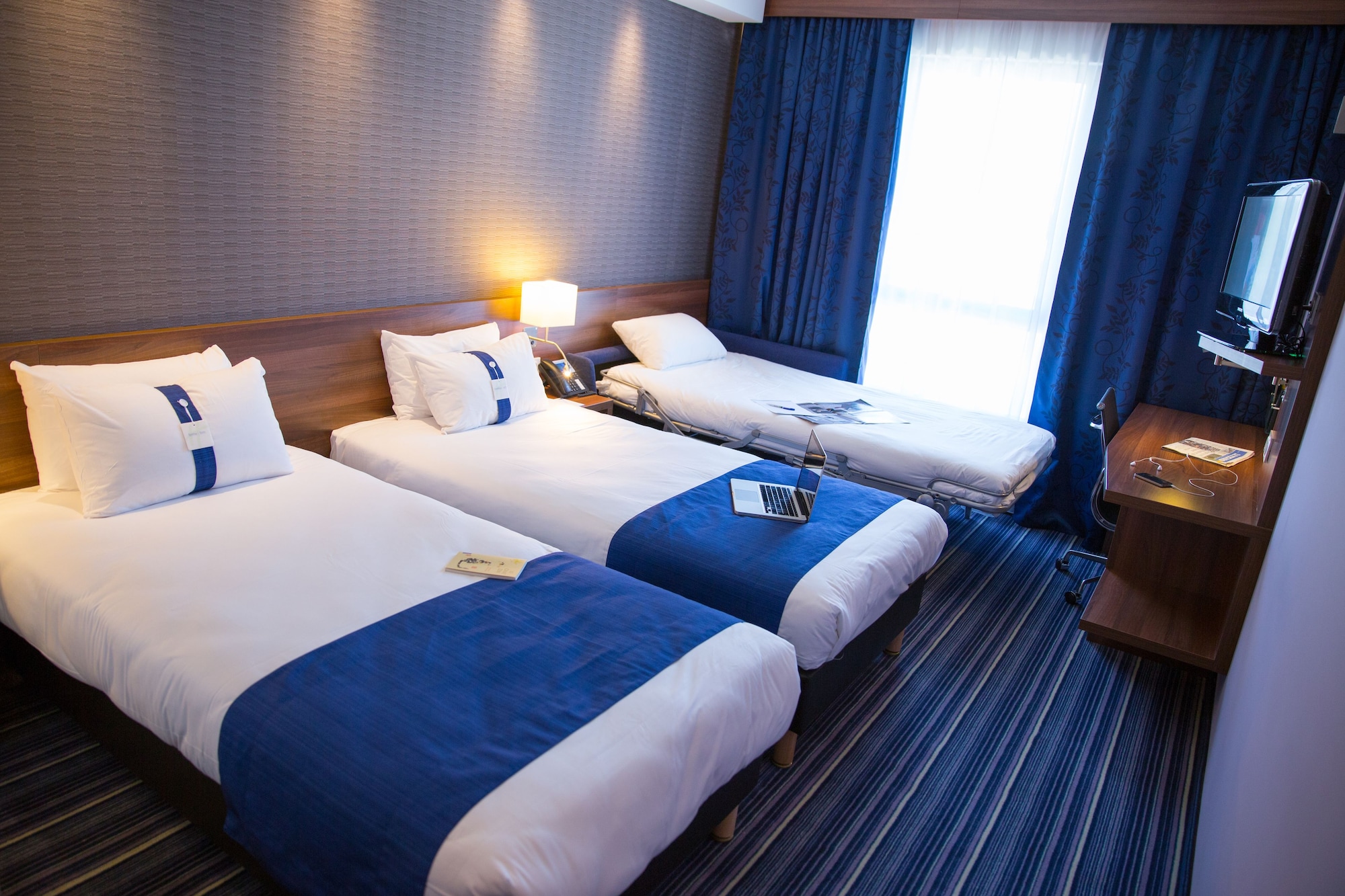 STANDARD, KING BED, SOFA