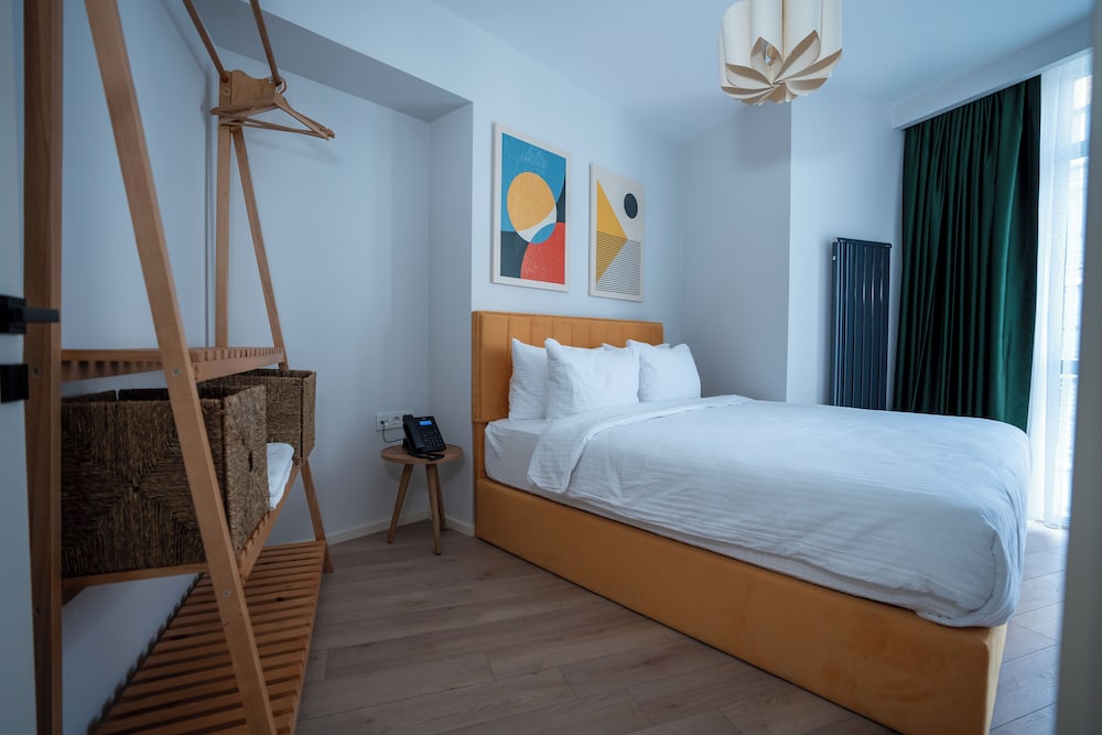 STANDARD, KITCHENETTE
