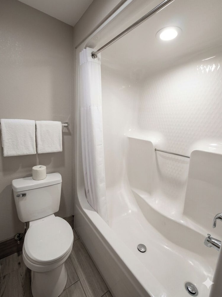 Apple Tree Inn and Suites 60/62