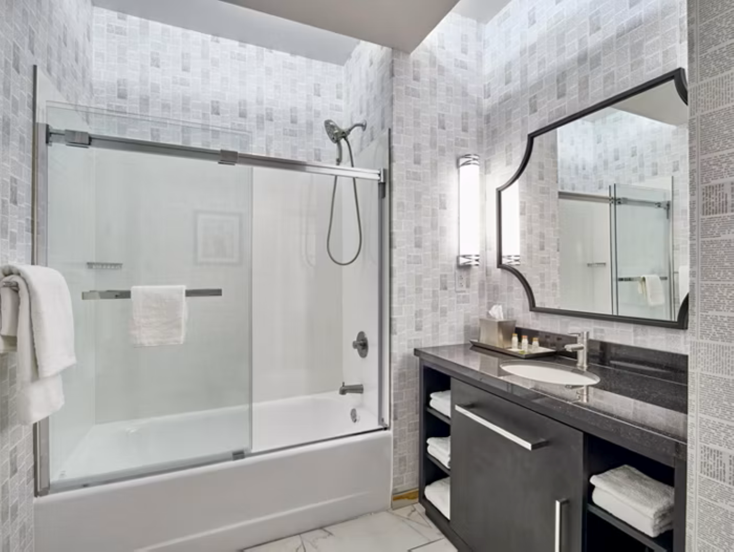 غرفة بريميوم بسرير مزدوج أو سريرين منفصلين، Hotel Indigo Cleveland Downtown 2/2