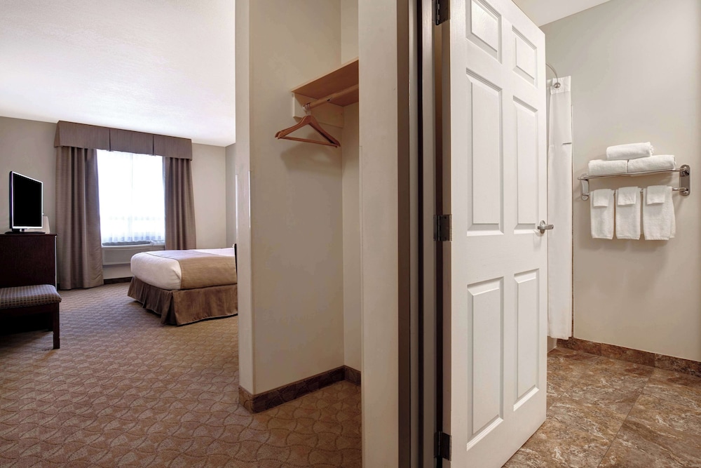 Room, King Bed, Accessible, Days Inn by Wyndham Dawson Creek 5/5