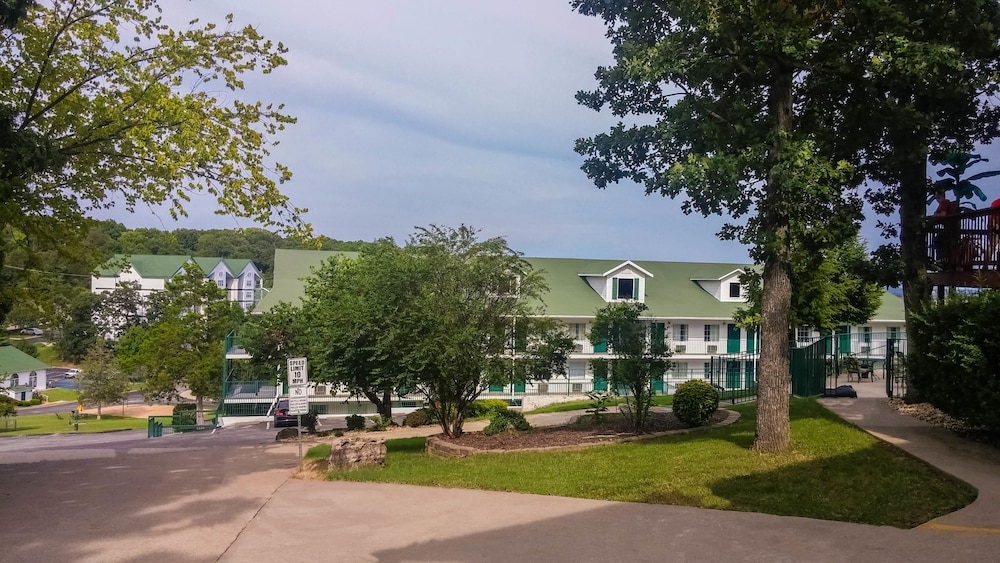 Branson Surrey Inn 61/65