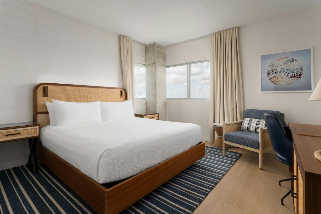Marina Bay, Suite, King Bed, Balcony
