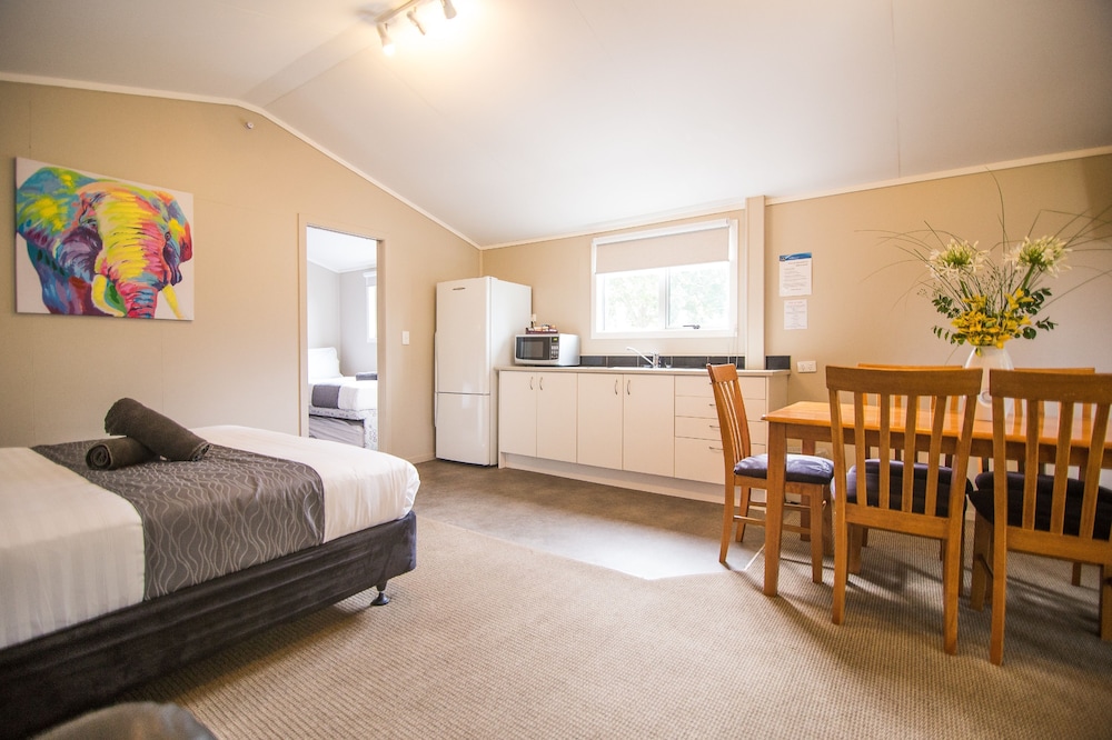 1 Bedroom, Apartment, 1 Single and 2 Queen Beds