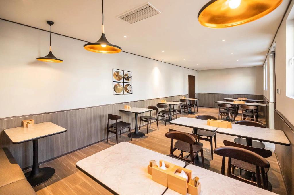 Vienna Hotel (Tianjin chentangzhuang subway station store) 55/59