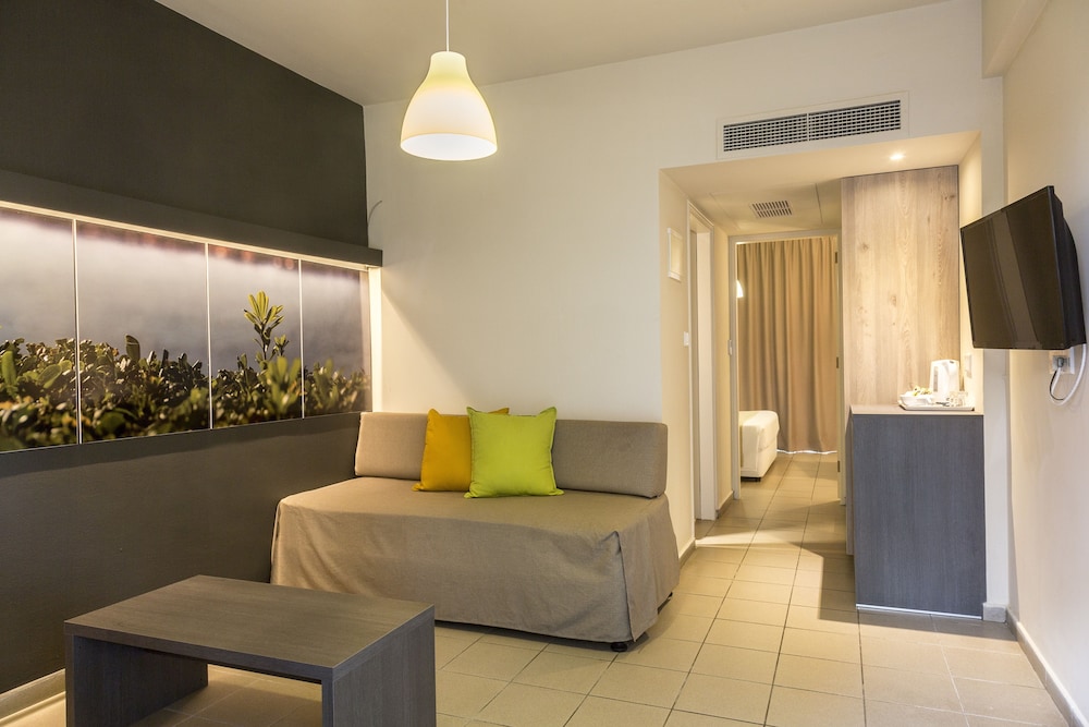 Mayfair Gardens 24/41