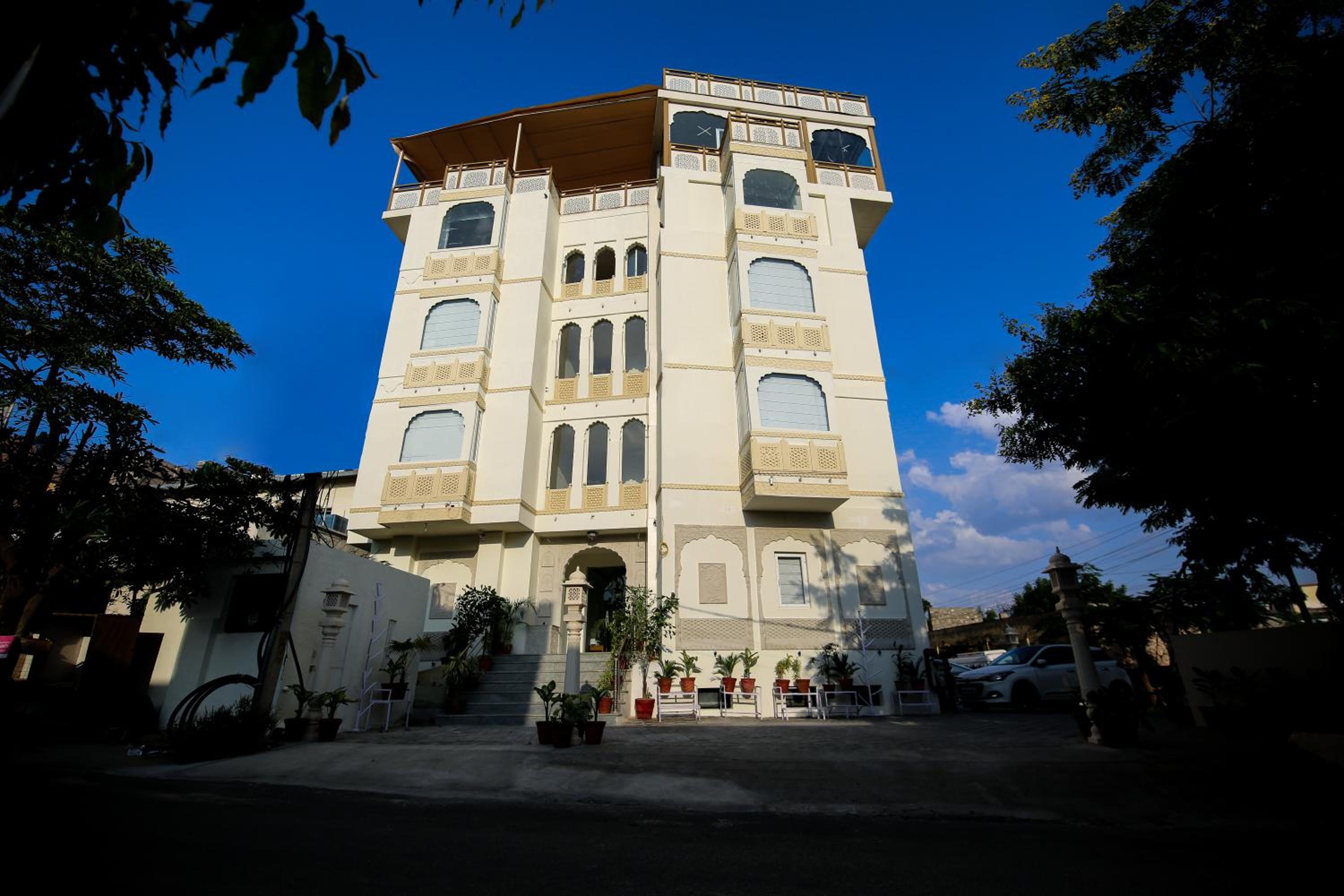 Hotel Ratangarh Palace 4/17