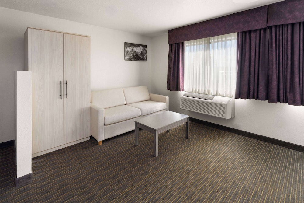 SYLO Hotel Denver Airport, a Ramada by Wyndham 36/57
