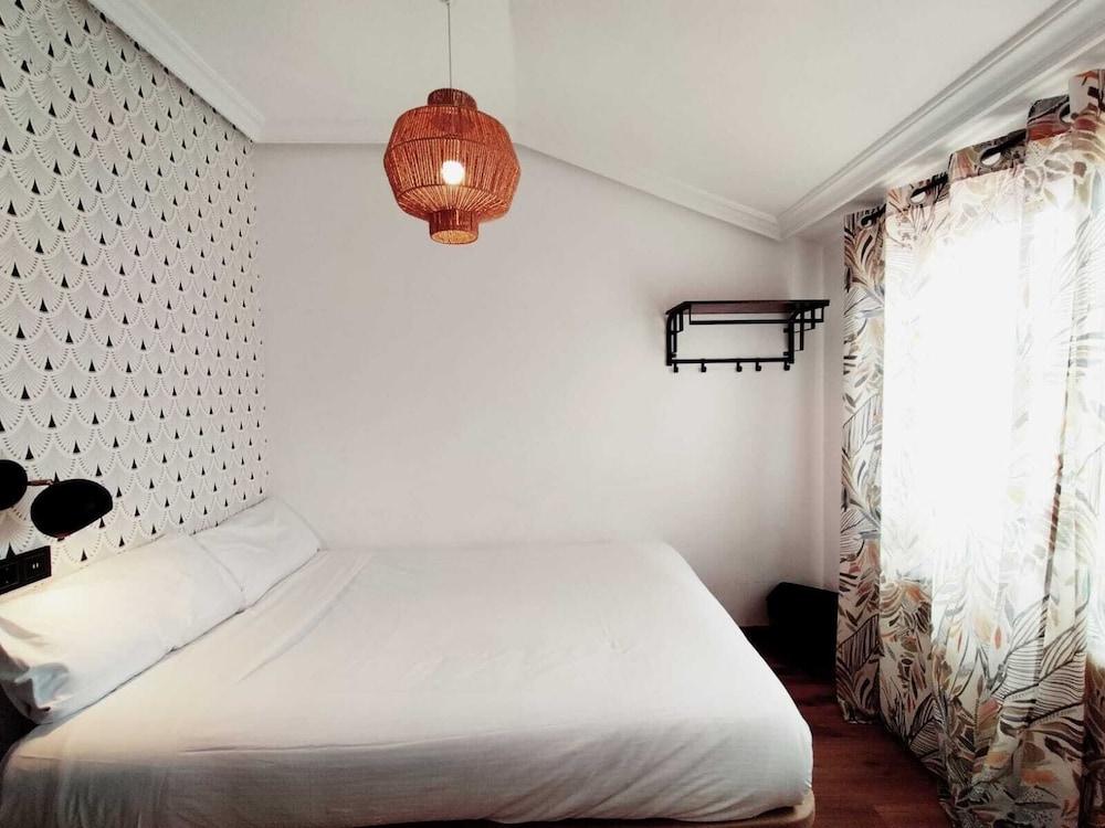 ROOM, SINGLE