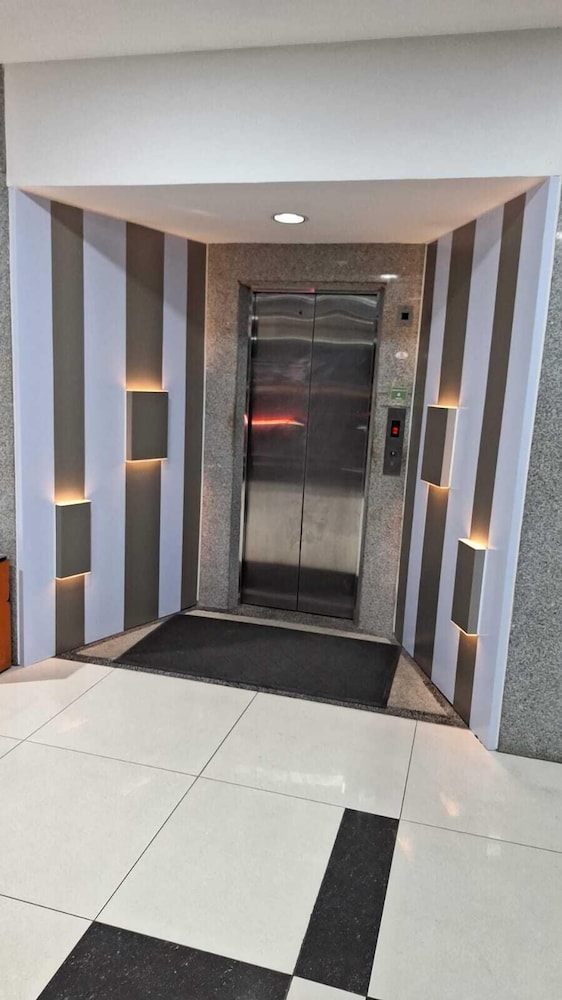 Capital O 769 City Hotel 23/24