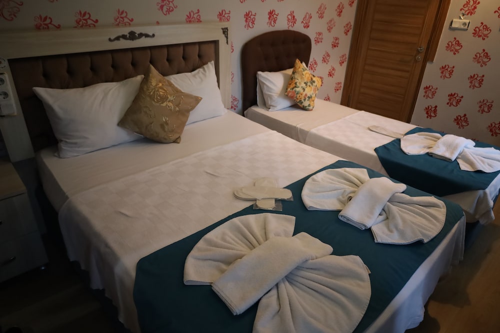 ROOM, DOUBLE OR TWIN BED