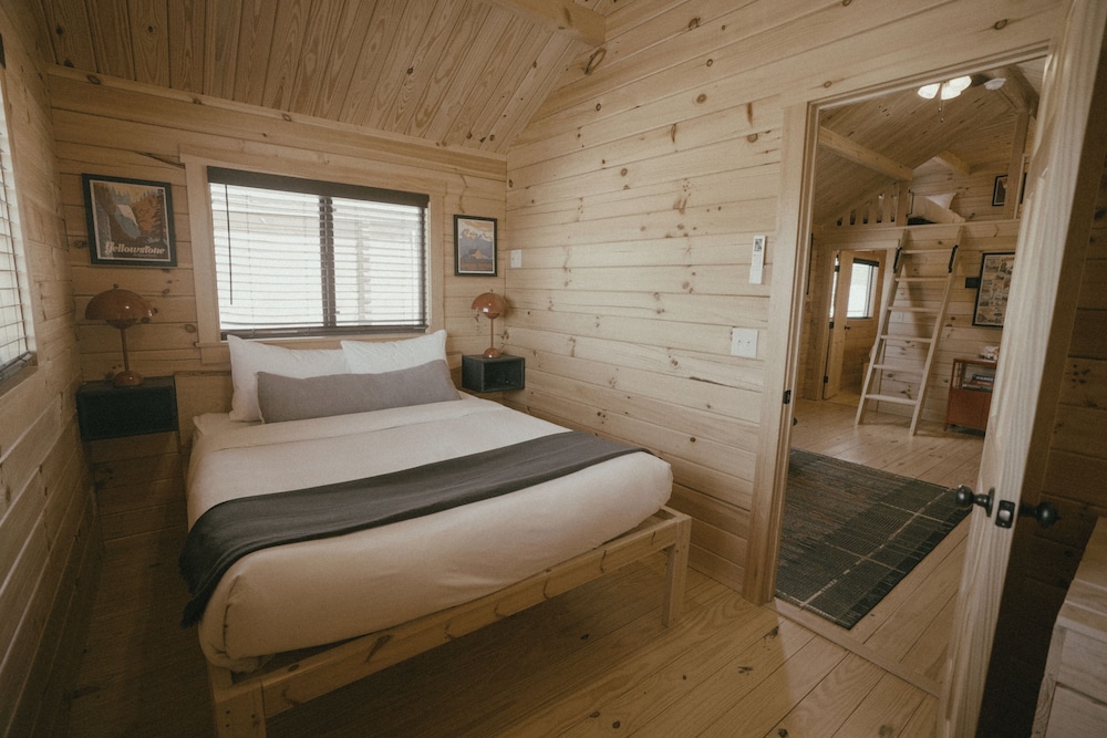 2 Bedrooms, Loft, Park, Suite, Cabin