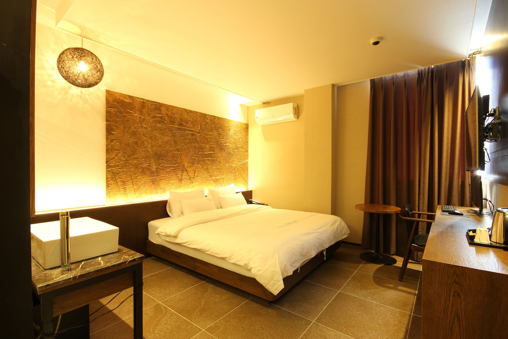 DELUXE, DOUBLE BED