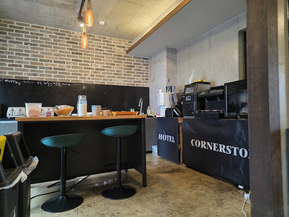 Cornerstone Hotel 7/50