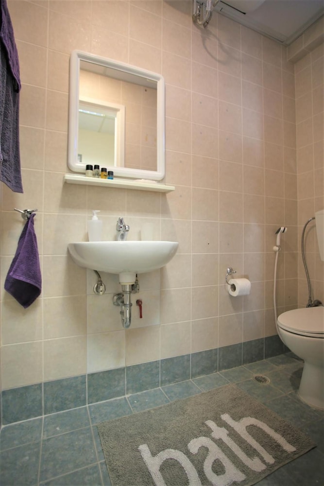 GK Airport Suites 45/49