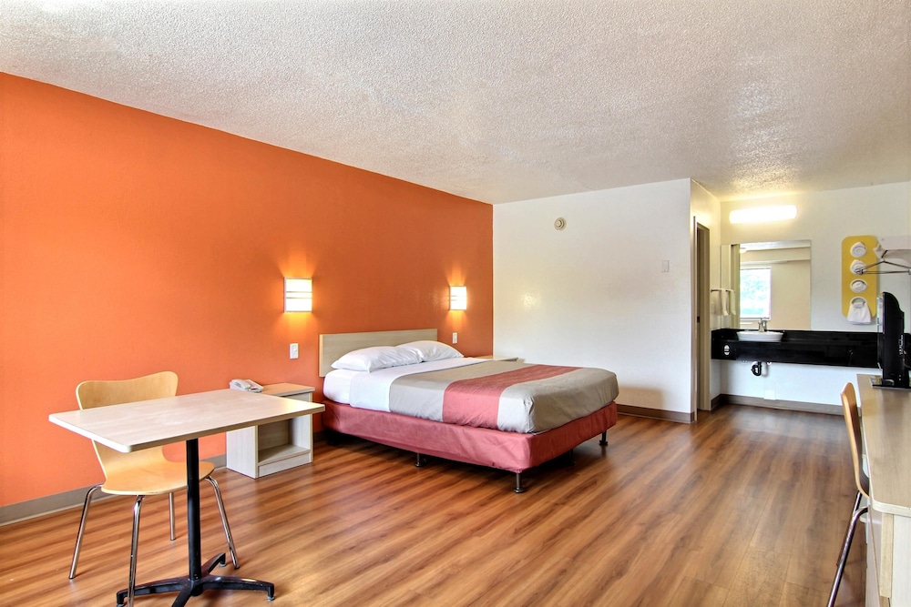 Motel6 Middleburg Heights, OH - Cleveland 23/49