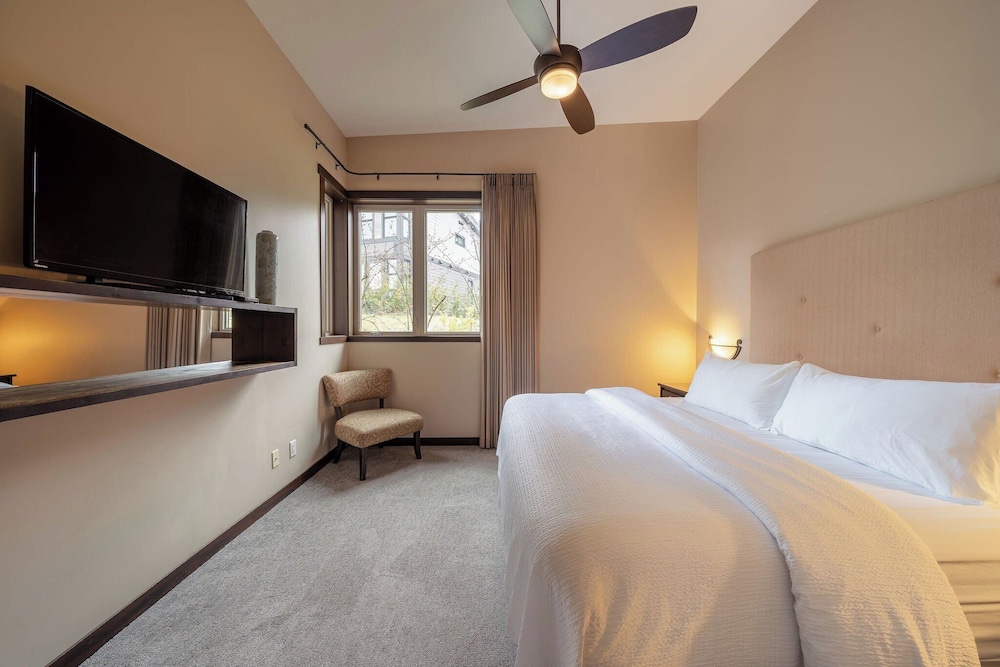 1 Bedroom, Suite, Queen Bed, Sofa