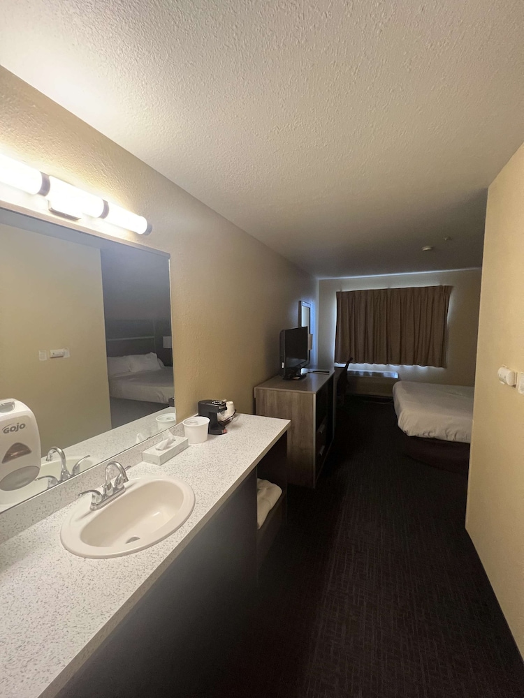SureStay by Best Western Wells 18/36