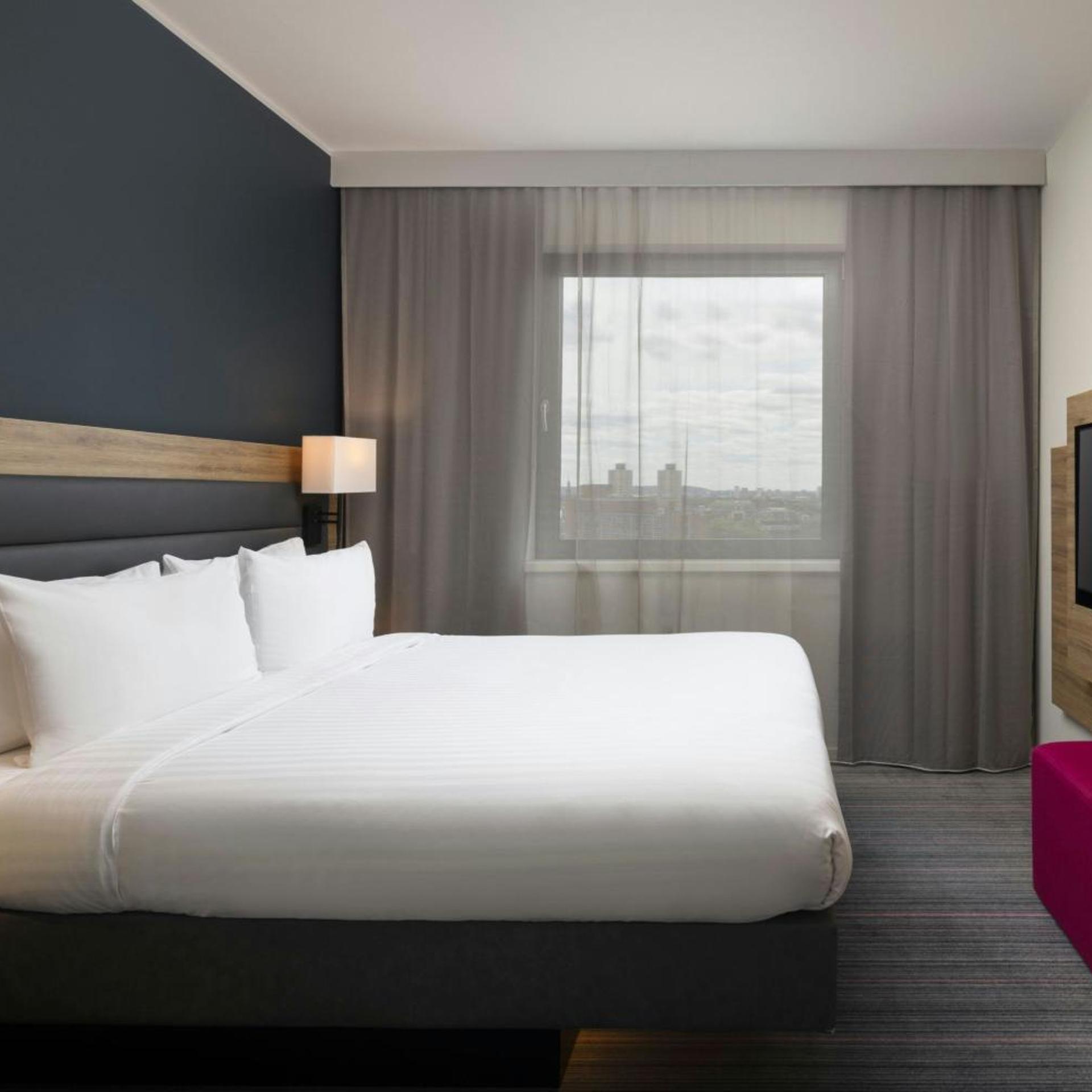 Moxy, Queen Bed
