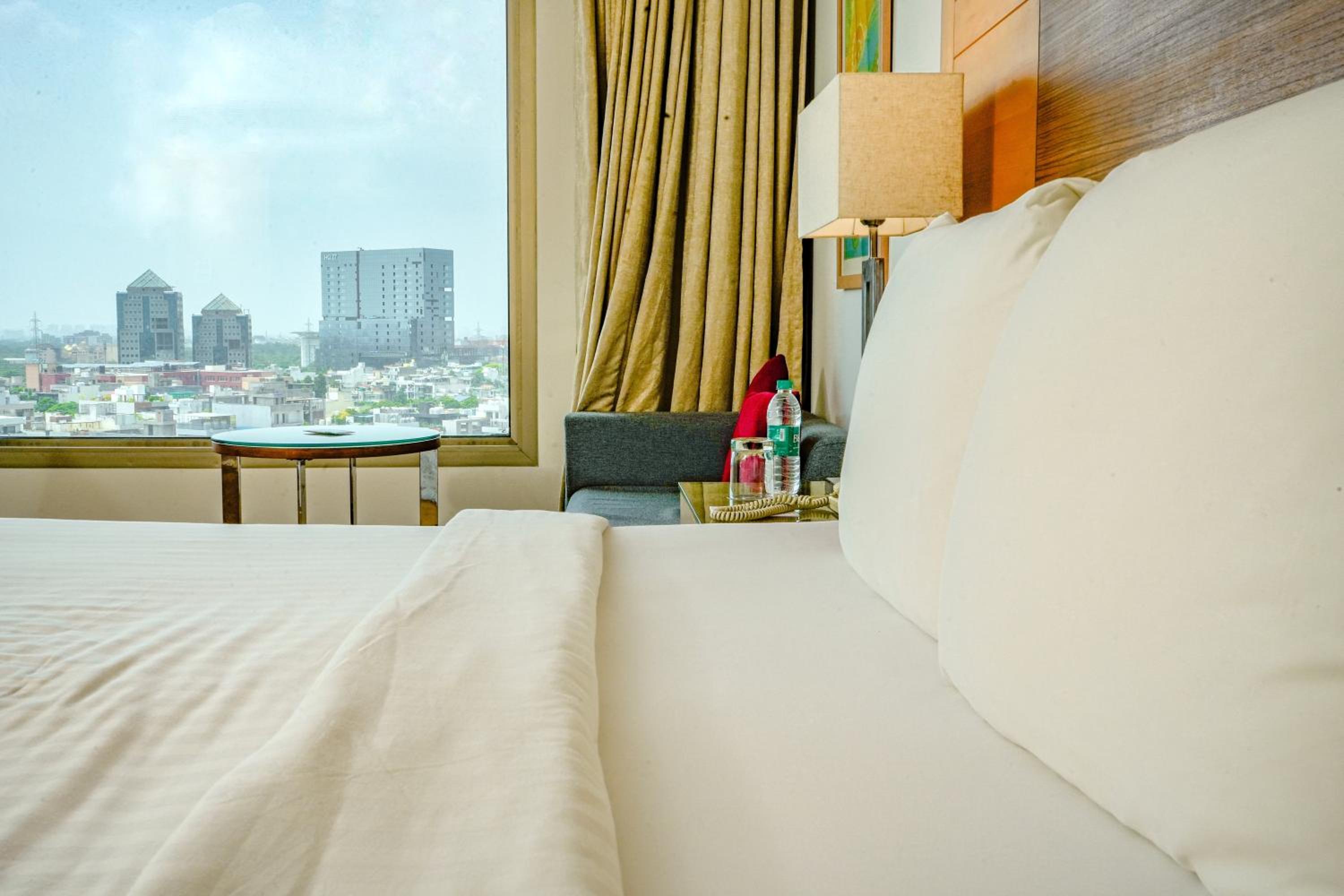 Premier, King Bed, Courtyard By Marriott Gurugram Downtown 5/5