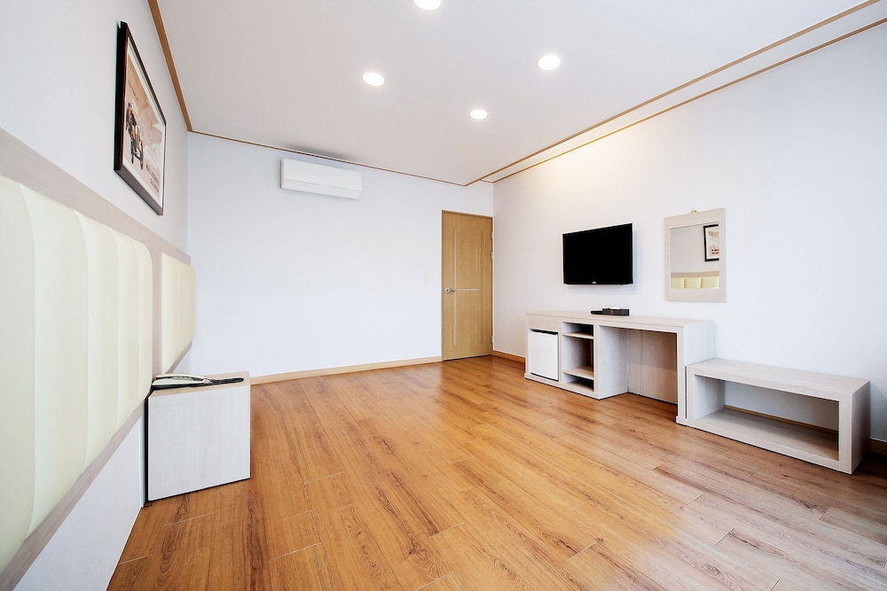 Shin Shin Hotel Jeju City 38/60
