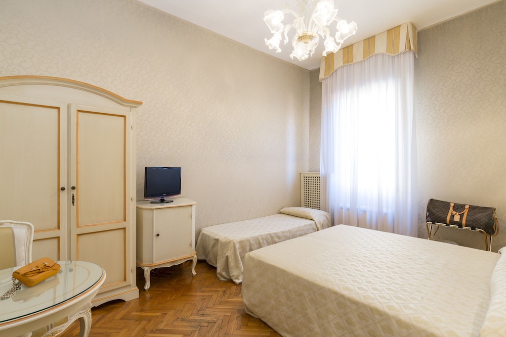 ROOM, TRIPLE