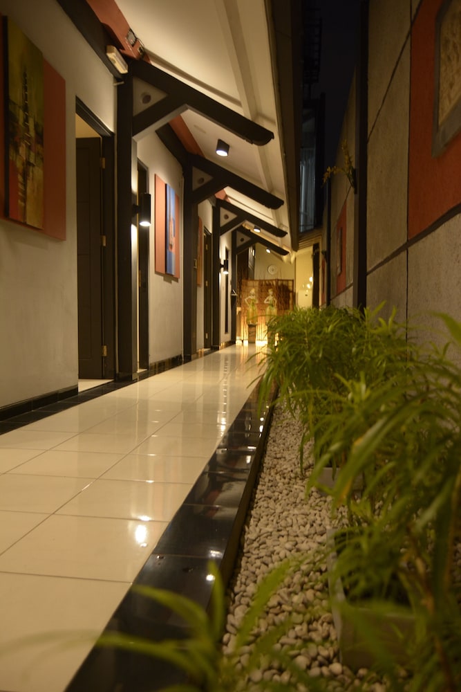 Puri Chorus Hotel 54/57