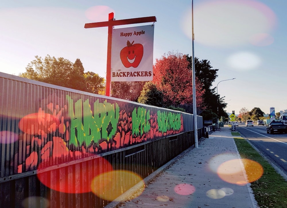 Happy Apple Backpackers 49/50