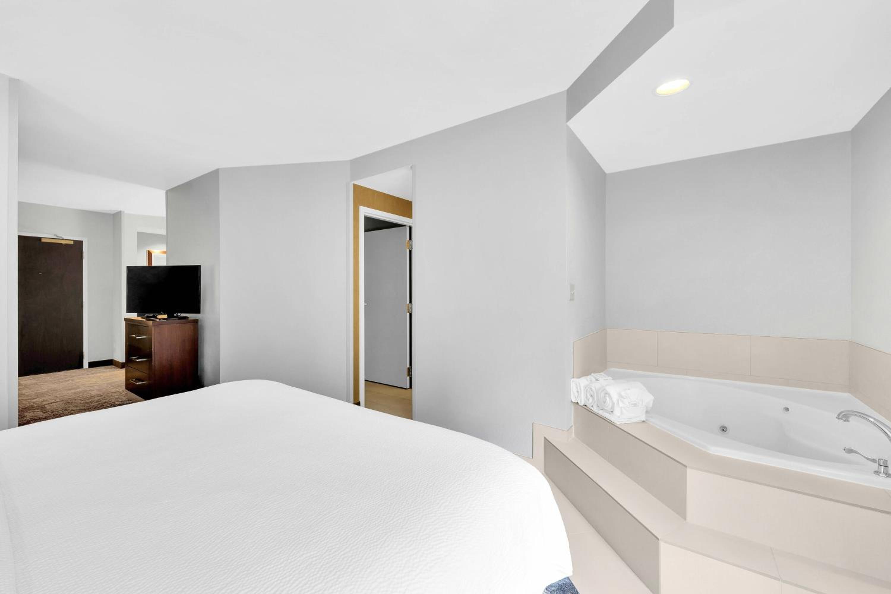 Suite, King Bed, Dining Area, Sofa, Large