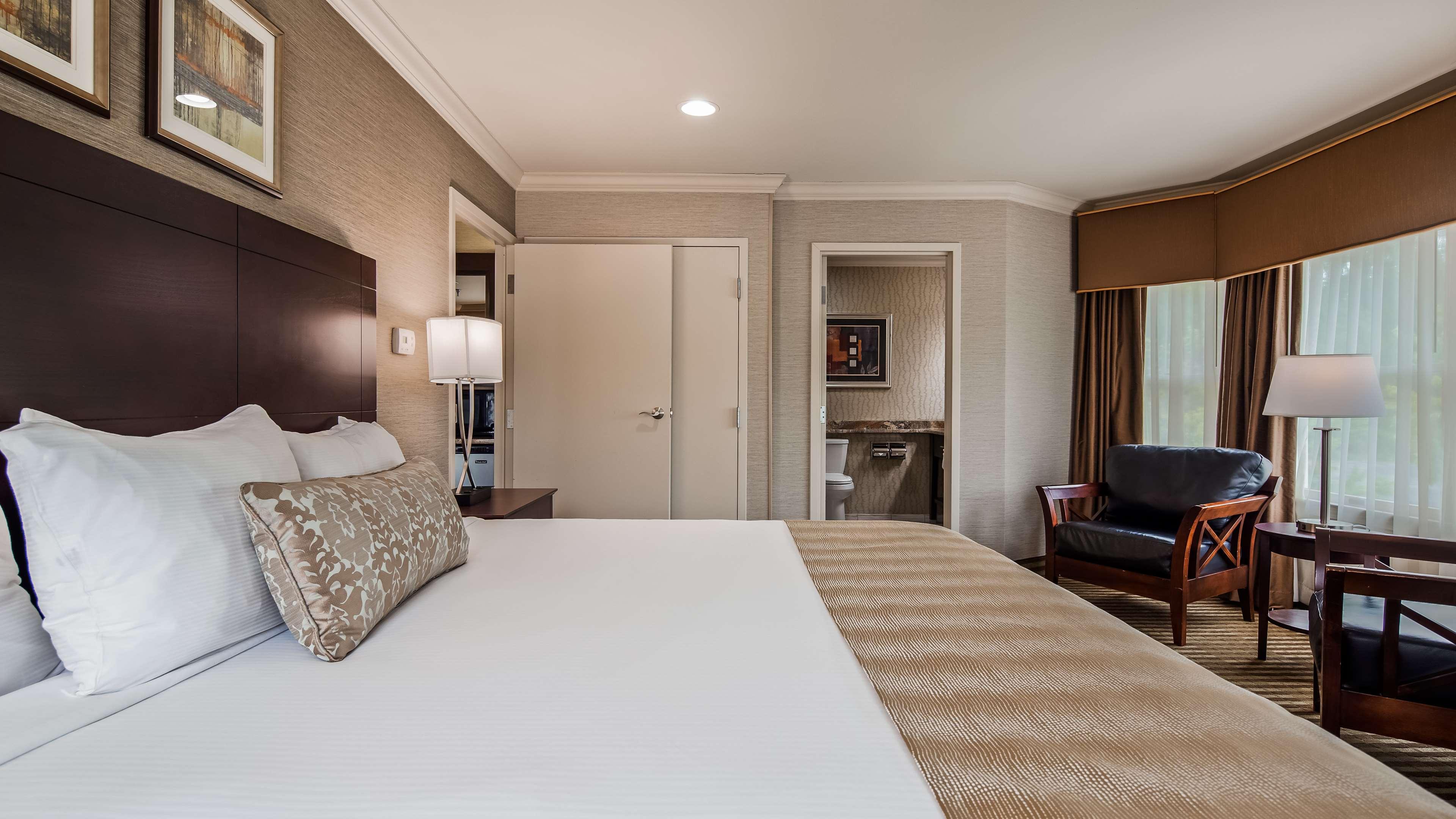 Suite, King Bed, 2 Bathrooms, Large