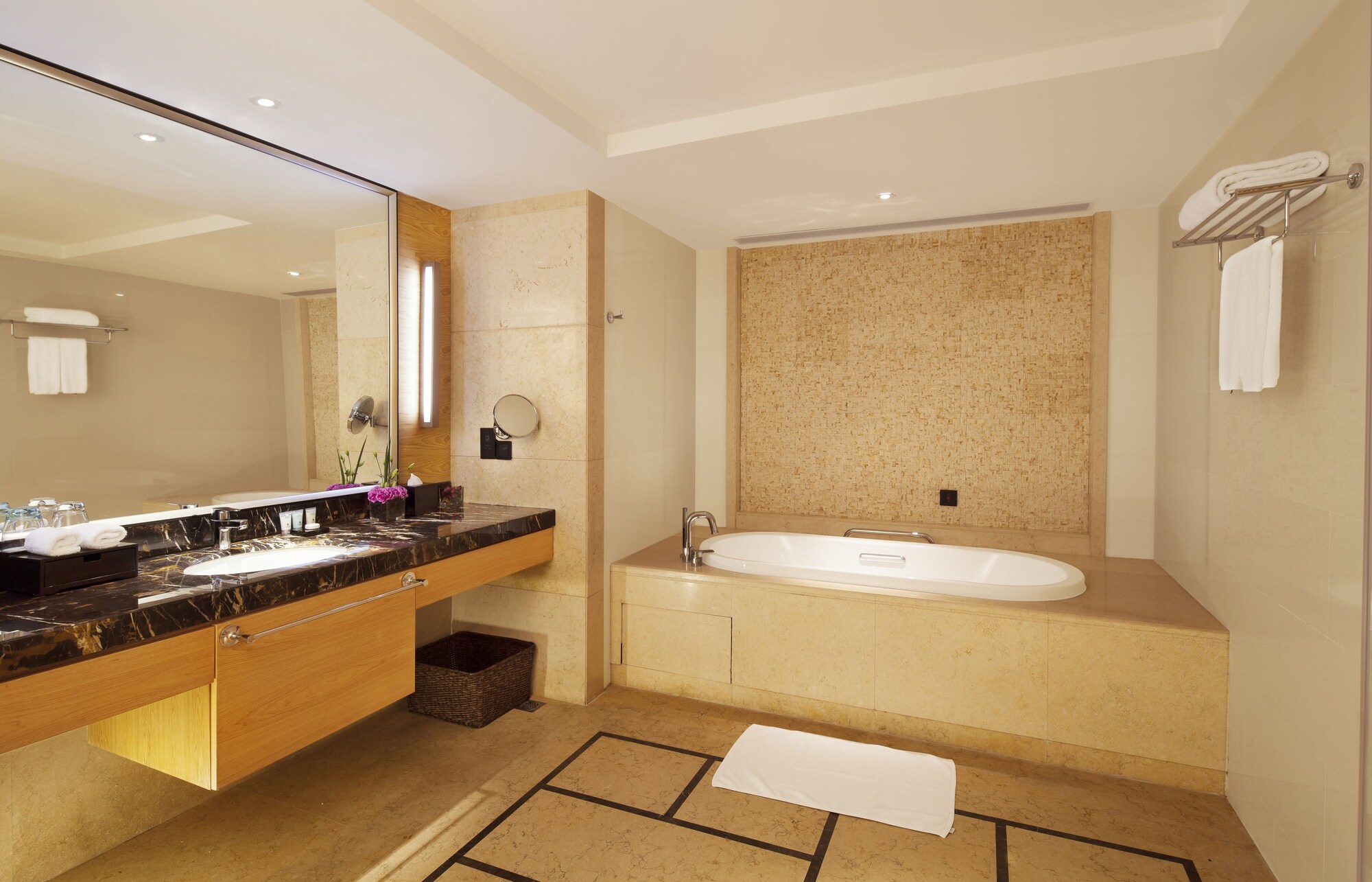 EXECUTIVE, SUITE