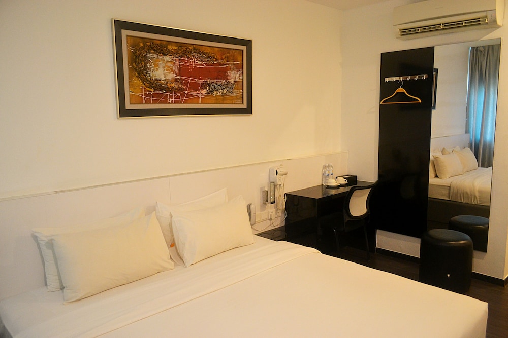 Swing & Pillows at Golden Roof Hotel Ampang, Ipoh 12/62