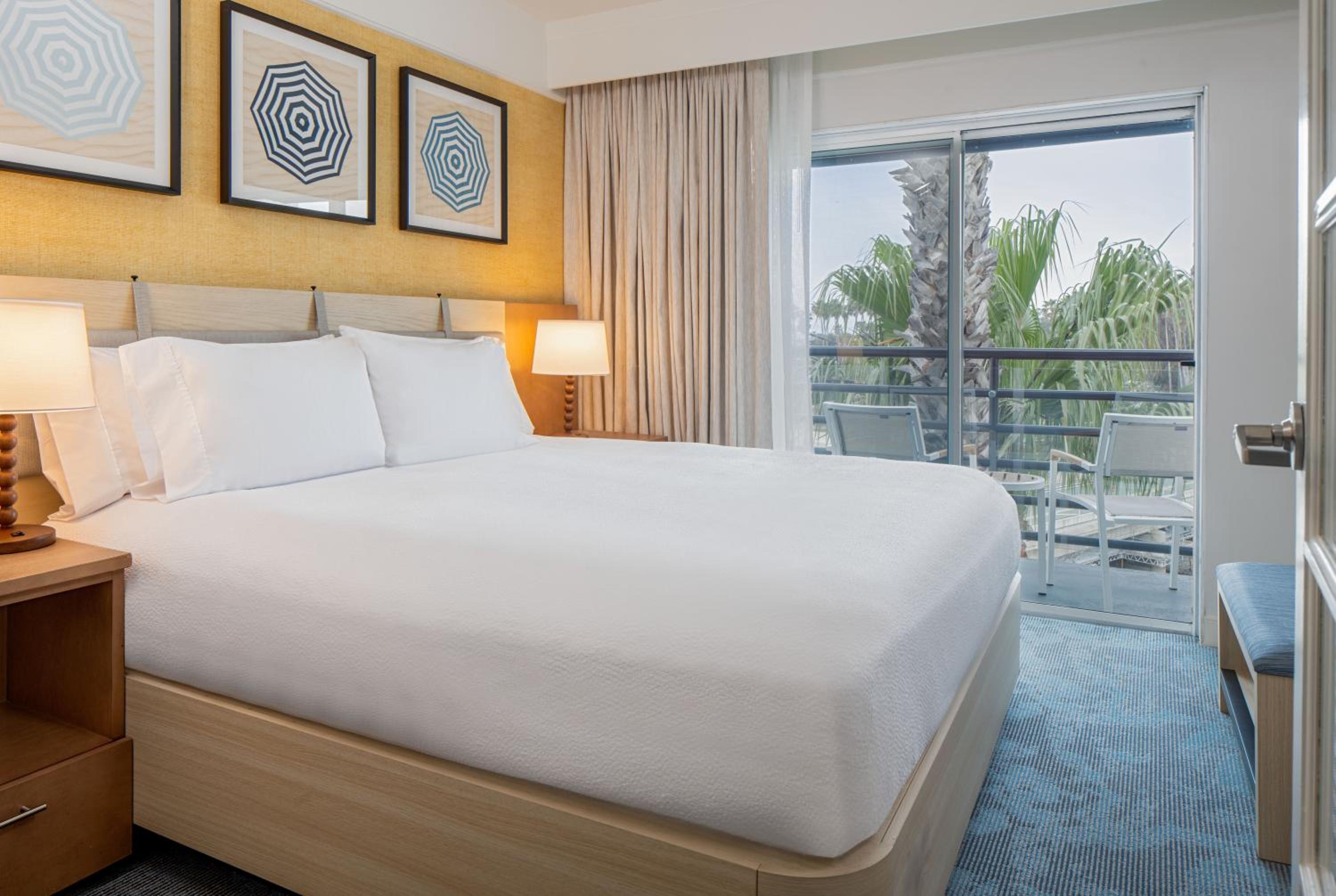 Studio, Suite, King Bed, Coast View, Sofa