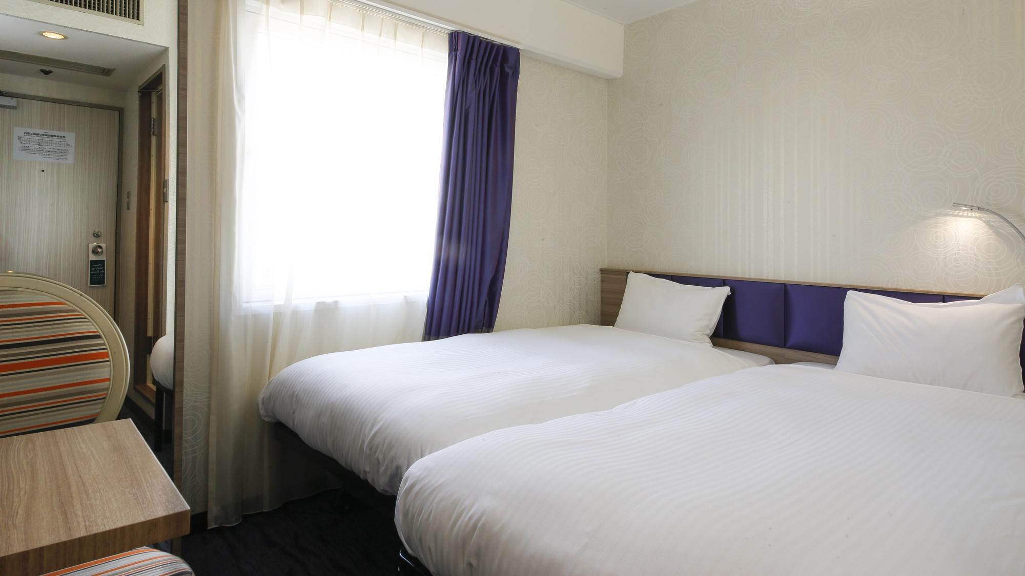 Mini, Twin Beds