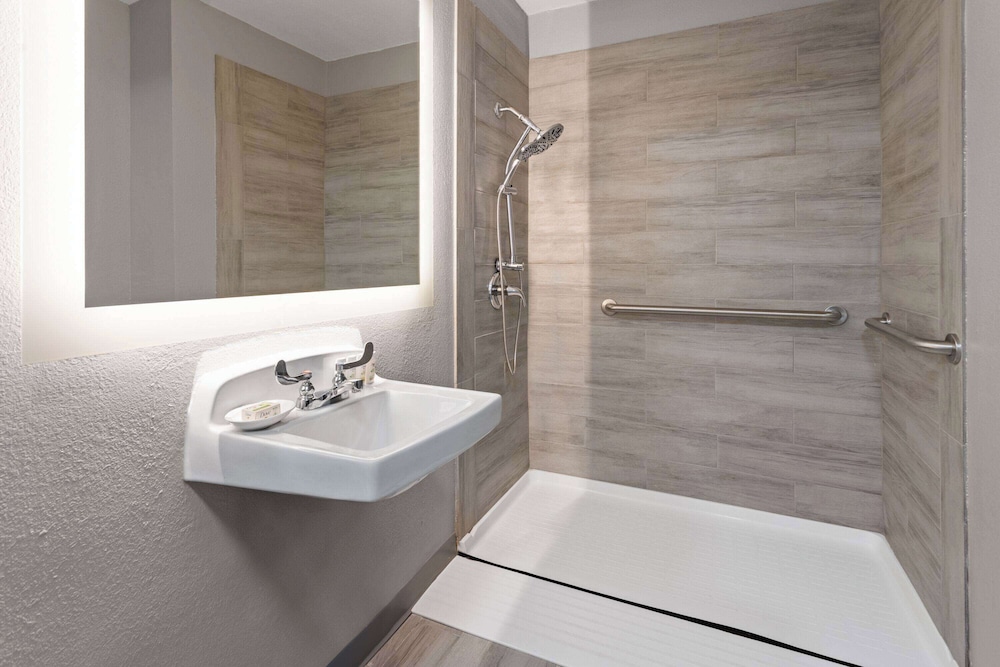 Hawthorn Extended Stay by Wyndham Columbia / Ft. Jackson 52/55