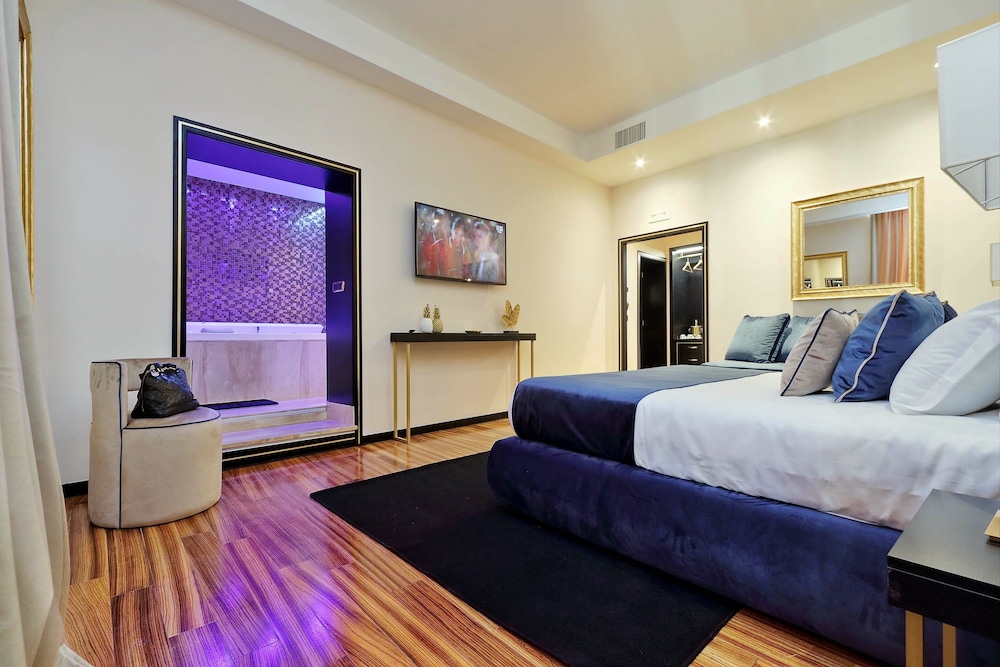 Spanish Diamond Luxury Suites & Jacuzzi 15/39