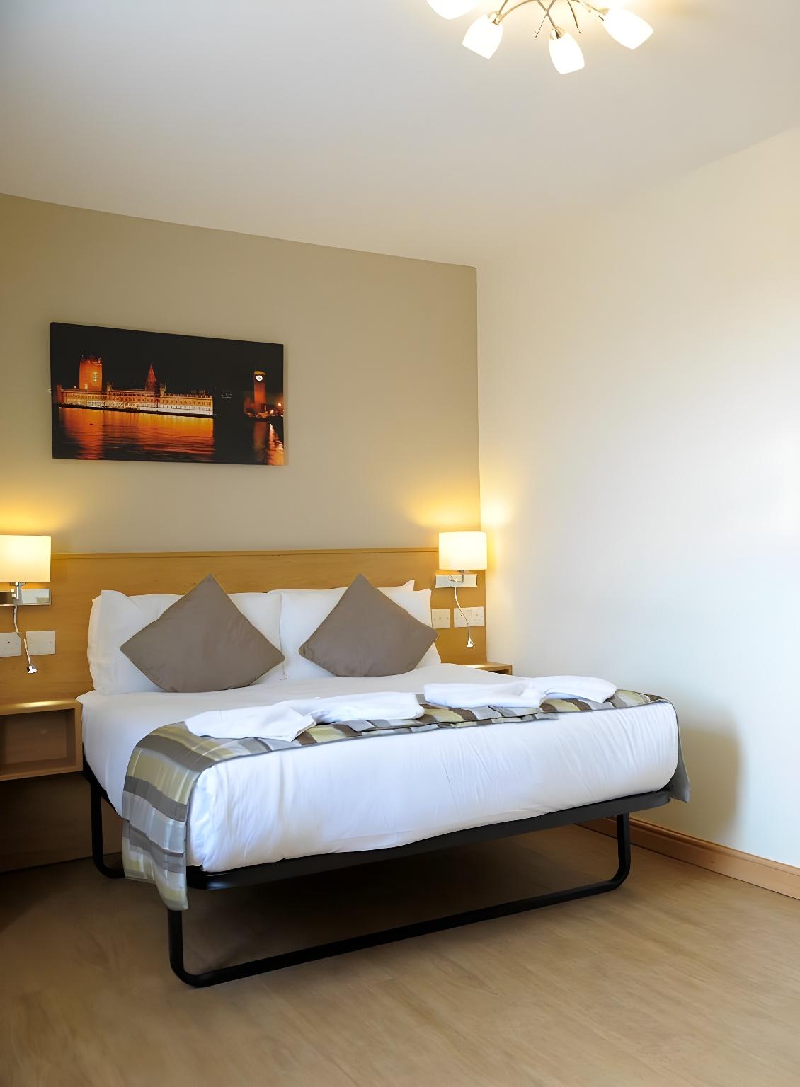 Room, King Bed, No Window