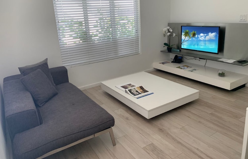 Beach Haus Key Biscayne 30/50
