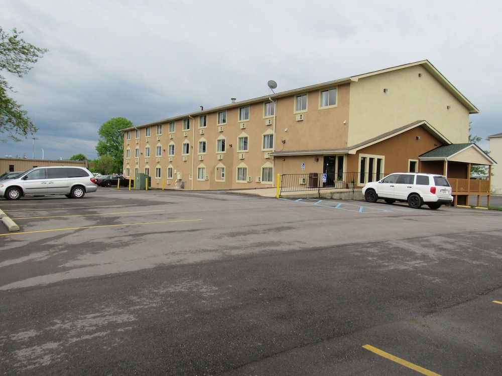 Super 8 by Wyndham Columbus IN 1/33