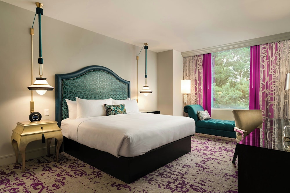 ROOM, KING BED