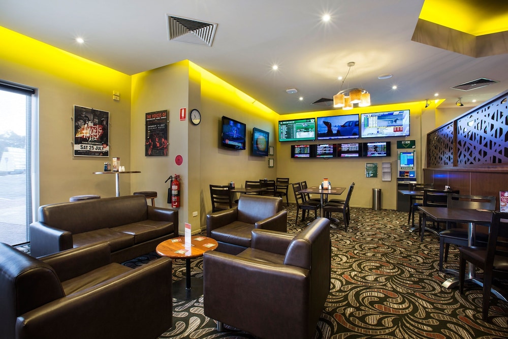 Nightcap at Gateway Hotel 24/36