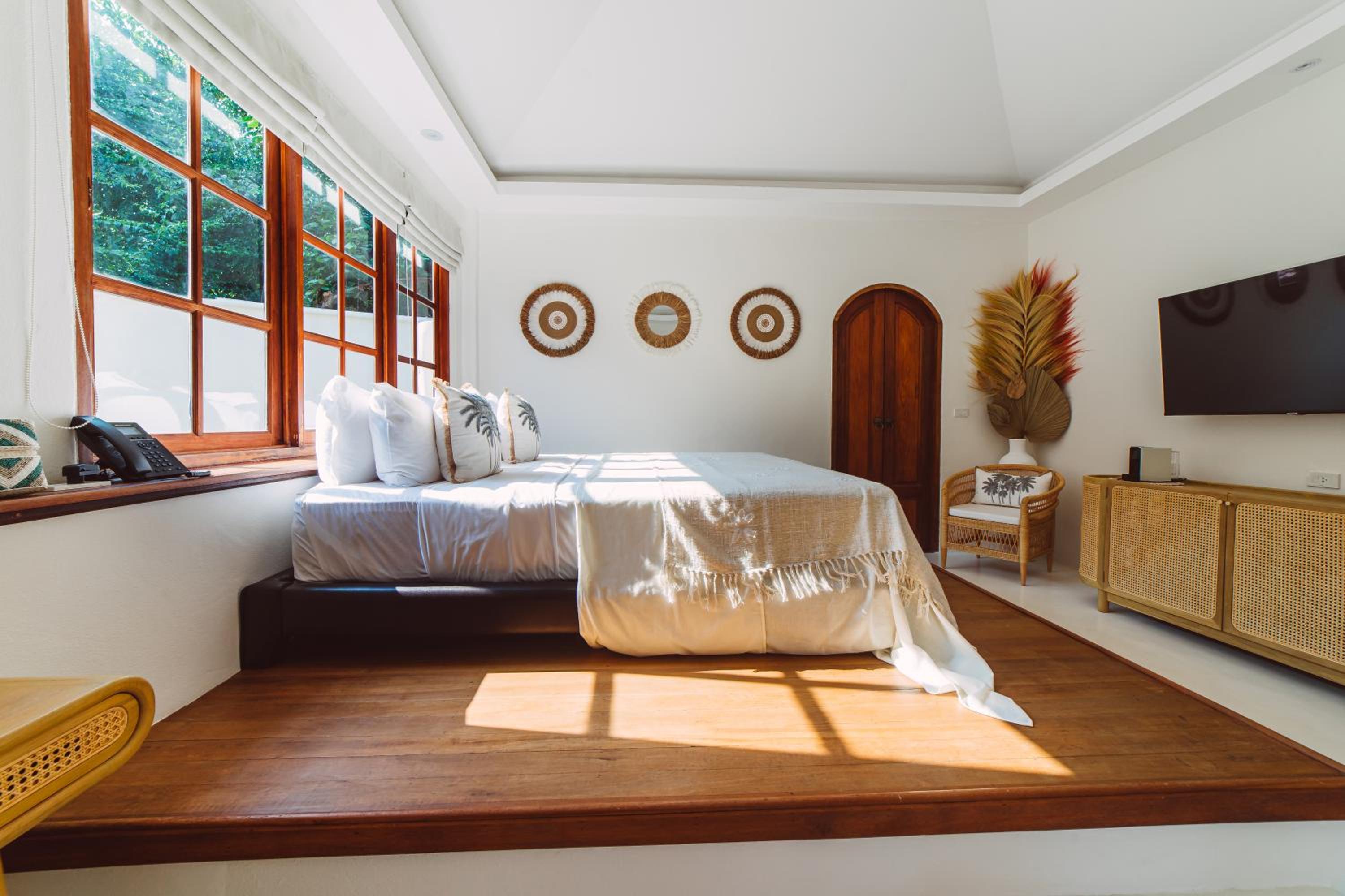 Room, King Bed, Partial Ocean View