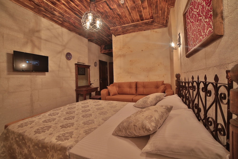 Caravanserai Inn Hotel 9/50
