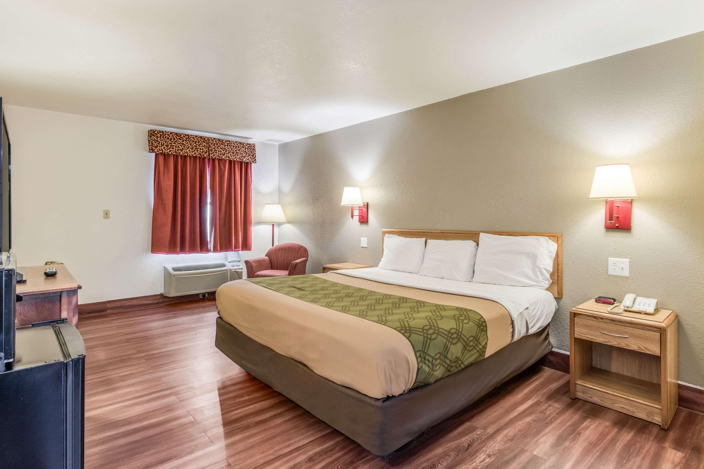 Room, Queen Bed, Smoking, Accessible