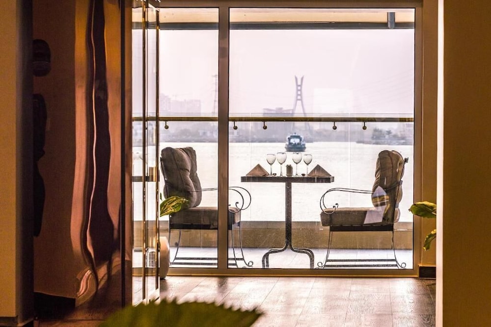 The Yacht Hotel 23/49