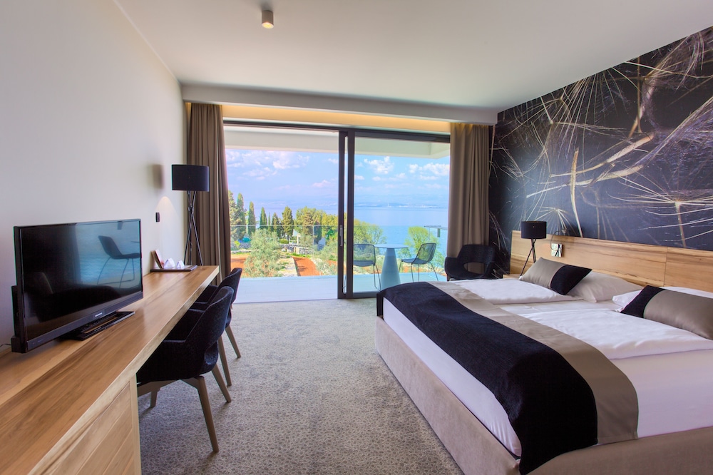 Superior, King Bed, Garden and Sea View, Balcony